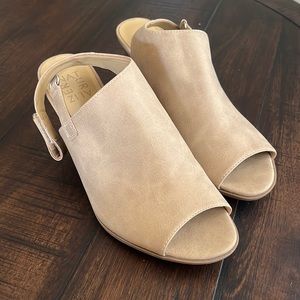 Sling back, open toe, nude wedges